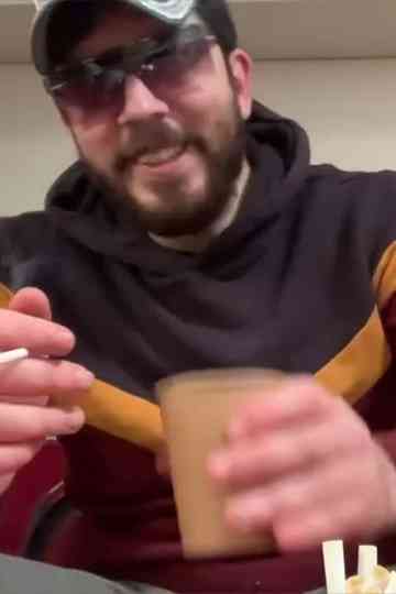 Il s’encule un cubi de blanc sec à 9h du matin en plan séquence ! Poster