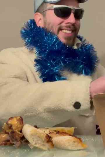 Il se saccage le bide à coups de pizzas et de chicken wings un soir de Noël. Poster