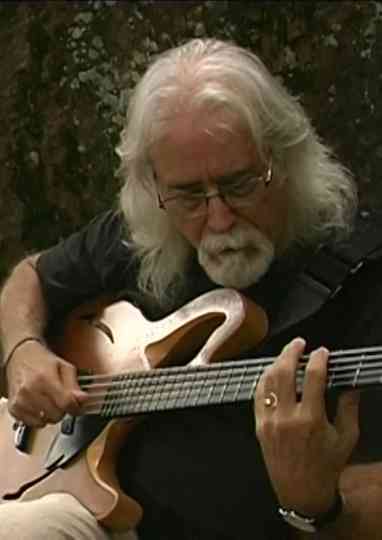 El bajo aguitarrado de Carles Benavent Poster