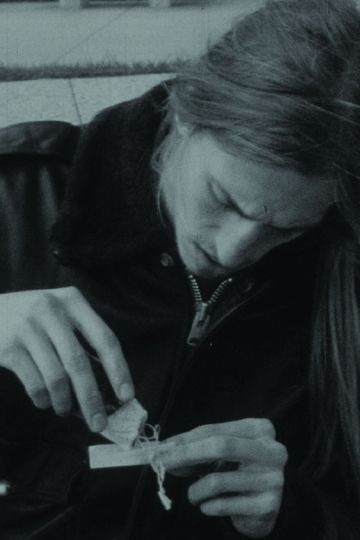 Peter Rolls Some Sigarettes