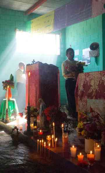 The Earth Did Not Speak Poster