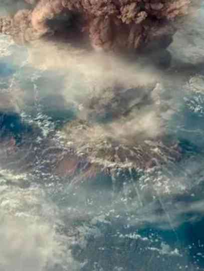 Le mystérieux volcan du Moyen Âge Poster