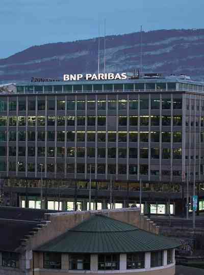BNP Paribas  Dans les eaux troubles de la plus grande banque européenne Poster