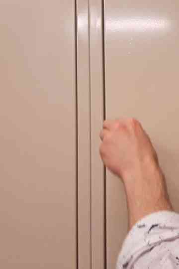 dver otkryvayushchayasya Poster